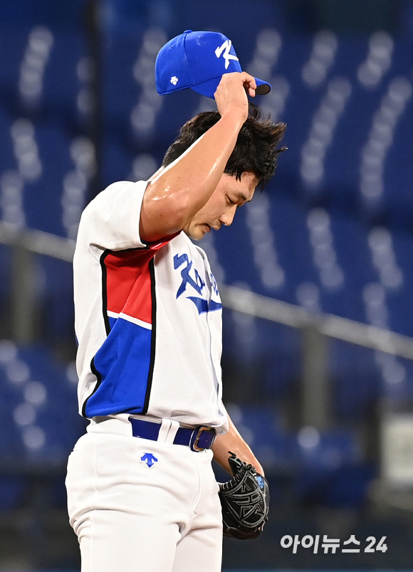 2020 도쿄올림픽 야구 B조 조별리그 대한민국 대 이스라엘 경기가 29일 일본 요코하마 스타디움에서 펼쳐졌다. 한국 오승환이 9회초 무사 이스라엘 라반웨이에게 동점 솔로홈런을 허용한 후 아쉬워하고 있다.