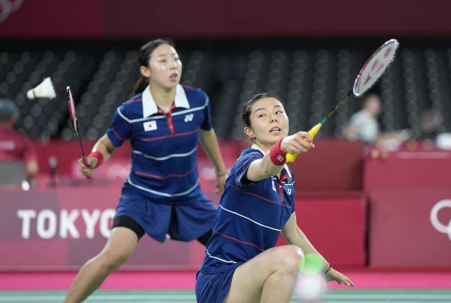 김소영-공희용조가 27일 일본 도쿄의 무사시노노모리 종합 스포츠플라자에서 열린 배드민턴 여자복식 조별 예선 D조 3차전 중국의 천칭천-자이판 조와 경기하고 있다. 뉴시스