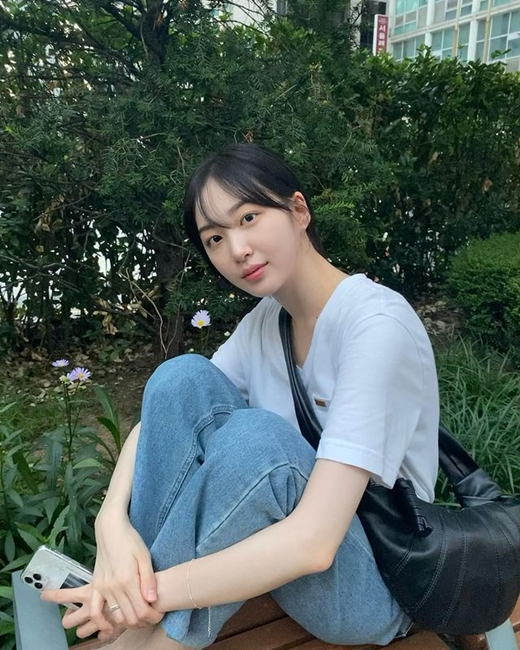 Girls group Elis member Yukyung (real name Yo Kyong and 22) announced the current situation with pure beautiful looks.Elis Yukyung posted a short photo on Instagram on the 29th, Its summer.I sit comfortably on the bench with my feet on the bench with a picture taken outdoors, and I pose with Yukyung in a white short-sleeved T-shirt and jeans, and the eyes looking at the camera are lovely.Especially even though it is a modest makeup, Yukyungs innocent beautiful look is definitely stealing attention.It is a picture of a width of pictures, blended with flowers blooming behind Yukyung. Netizens responded with heart emoticons.Yukyung made his debut as Elis in 2017.