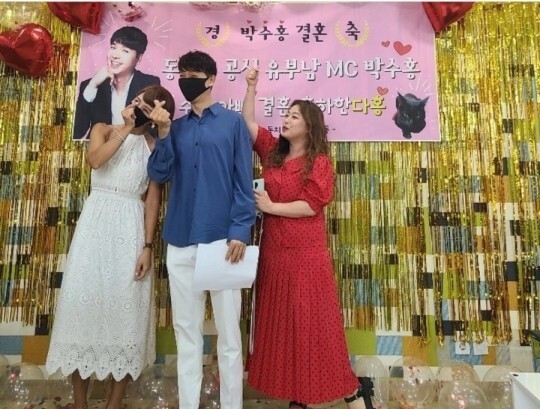 Park Soo-hong announced the news of the marriage on Friday via his social network Service account.According to one media, Park Soo-hong was the first to tell the so-called potato bone four-man and Yoo Jae-Suk, including Kim Soo-yong, Kim Yong-man and Kim Kook-jin, before announcing marriage through his SNS.While Park Soo-hong has been a MC for a long time, the Dongchimi (MBN) team gave Park Soo-hong a surprise party before the recording on the 29th.Dongchimis team, which prepared a banner called Dongchimi Official Yubunam MC Park Soo-hong, Marriage Congratulations Hong, sang to Park Soo-hong as marriage congratulations, and Park Soo-hong bowed his head.Shim Jin-hwa uploaded this party photo to his Instagram and congratulated him on Lets just walk the flower path.On SNS, celebrations of fellow entertainers, including their best friend Son Hun-soo, are continuing.The comedian Kim Soo-yong commented on Park Soo-hongs marriage announcement, Congratulations, married Park Soo-hong, and the comedian Song Eun wrote, I congratulate my father.Actor Lee Young-jin cheered Please cheer up and broadcaster Jang Young-ran cheered Brother cheer up.Melomance Kim Min-seok also told Park Soo-hong YouTube channel, I was shy and unfamiliar, so I often talked to me and encouraged me.I still have a very grateful memory. I will always cheer you. I hope you always have a good job.In a wave of congratulations from fellow comedians and netizens, Park Soo-hong thanked Cat Dahong on social media: I didnt even think about it, but I really appreciate a lot of congratulations.Its been four years since I started meeting in December 2018, and Im so grateful to my wife for understanding my situation and for trying to fit me in with everything.Ill live well, thank you, he said.However, the reaction of family members in the congratulatory wave of entertainer colleagues is not reported.A shocking Disclosure that Park Soo-hongs father, who had recently been known through Miwoosae, went to Park Soo-hongs house with Maangchi, suggesting that family conflicts continue with me.Park Soo-hongs marriage is attracting attention because he is in a court dispute against his brother and brother-in-law.Park Soo-hong was Disclosure in March for financial damage from his biologically-married couple.However, the gap between the brothers did not narrow, and Park Soo-hong eventually sued his brother-in-law and his wife in April for seizure.In particular, Park Soo-hongs brother-in-law was disclosure that this conflict began because of Park Soo-hongs 1993 GFriend, and more attention was paid to Park Soo-hong girlfriend.In one media and interview, his brother-in-law insisted, The name of Sangam-dong apartment, which was owned by Park Soo-hong and his mother Ji In-sook, was changed to Park Soo-hongs GFriend, which led to a growing conflict.He said: Its part of what my parents knew, too: my father even took Maangchi and went to the house and knocked on the door, where Suhong is avoiding his parents and brothers.The part of the girlfriend will be the contents of the Sangam-dong apartment residents. Shu Hong said he was bringing GFriend home, but he did not meet his family because of such circumstances. My mother and I knew GFriends existence.After the meeting was not met, he had insurance in April last year and Suhong raised a problem with me. He strongly denied the suspicion of seizure.Park Soo-hongs mother, Ji In-sook, got off at Ugly Our Little (Mie-Woo-Soo), which was appearing in popular popularity with Park Soo-hong in the aftermath.OTTService Wave and SBS have stopped some episodes of Mie-Woo-See Service.The discontinued round is three times, including August 26, 2016, September 2, and October 14, 2016.On September 2, Park Soo-hong said he had met his lover for about two years, but said he had separated from the house.On October 14, Park Soo-hong visited the fortune-telling with Ji In-sook and received a scene called Saeju, where his son dies and his mother stands up.Meanwhile, Park Soo-hong said he had passed an agreement to divide the property of both sides by 7:3, without compensation, but his brother did not show his will.Among them, Park Soo-hong even filed a civil lawsuit against his brother-in-law and his wife in June, reportedly claiming 11.6 billion won in Damages.