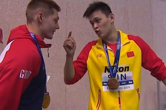 2019년 광주 세계수영선수권대회 남자 자유형 200m 행운의 금메달을 차지한 쑨양(중국)이 시상식에서 자신을 따돌린 던컨 스콧(영국)에게 검지를 든 채 말하고 있다. 그는 “넌 졌고 난 이겼고”이라고 말했다.