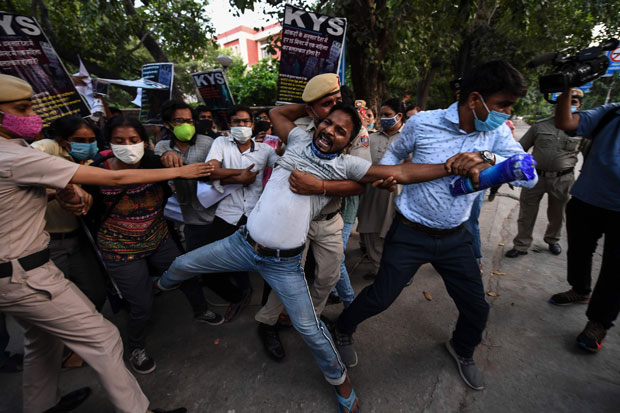 지난해 10월 1일(현지시간) 인도 뉴델리 델리대학교 캠퍼스 앞에서 불가촉천민 집단 성폭행 사망 사건 관련 시위가 벌어졌다./사진=AFP