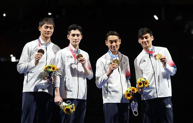 오상욱, 김준호, 김정환, 구본길(왼쪽)이 28일 2020 도쿄올림픽 펜싱 남자 사브르 단체전에서 금메달을 목에 걸고 웃고 있다. 연합뉴스