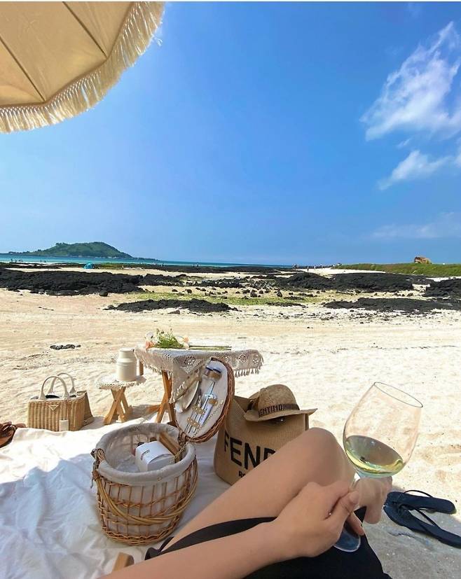 Jessica, a girl from Girls Generation, reported on her vacation home. Jessica posted three photos on her SNS account with an article entitled Chillin Breezin Sippin on the 29th.The photo shows the time of looking at the sea from the beach. Parasols, camping chairs, colloquial tables, and picnic baskets are placed.Jessica, in particular, is holding the attention of those who show off their legs through black dresses, and the white skin and doll-like visuals are also admiring.Jessicas dazzling visuals and refreshing facial expressions are quite a response to the beachs vibe.Jessica, who made her debut with Girl Group Girls Generation in 2007, continues her readership with Girls Generation in 2014.He has been in love with businessman Tyler for eight years after recognizing his relationship with him in 2013.When a marriage question came out on his YouTube channel recently, he said, I have to do it. Take a good look at the time.