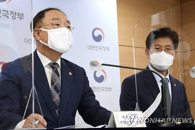 28일 부동산 대국민 담화 발표하는 홍남기 부총리 연합뉴스