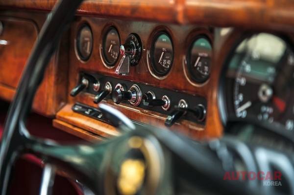 재규어의 시그니처 토글 및 스위치