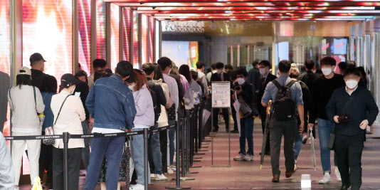 25일 서울 중구 명동 한 면세점 앞에서 외국인들이 줄서서 입장을 기다리고 있다. 이들 대부분은 ‘다이궁(代工)’으로 불리는 중국인 구매 대행 보따리상으로 알려졌다(사진=뉴스1)