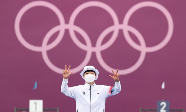대한민국 양궁 대표팀 안산이 시상대에 오른 뒤 손가락 세개를 펴보이고 있다 ⓒ뉴시스