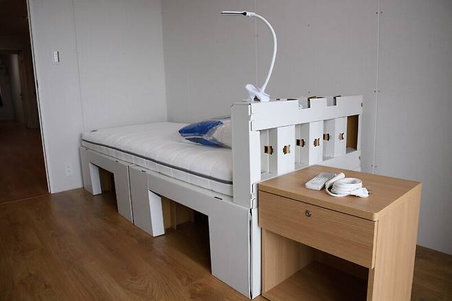 도쿄올림픽 선수촌 내부에 설치된 골판지 침대. 100% 재활용이 가능하다. 도쿄/EPA 연합뉴스