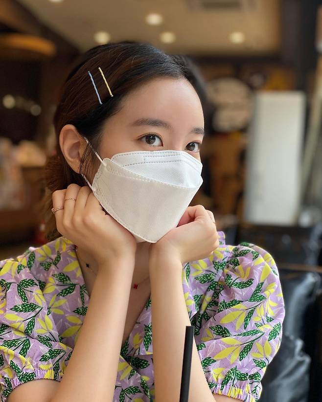 Actor Jin Se-yeon has revealed the beautiful current situation and led the netizens attention.On the afternoon of the 30th, Jin Se-yeon posted a picture of an individual Instagram, adding ice cream and camera emoticons without any comment.In the open photo, Jin Se-yeon took a picture with Mask, especially his brilliant beauty, which is not covered by Mask, attracted the viewers admiration.The netizens who watched this were full of reactions to praise Jin Se-yeons visuals such as What if you are beautiful all day, Seyeon is really beautiful, So beautiful.Meanwhile, Jin Se-yeon appeared on KBS2 Drama Bone Again last year and is currently reviewing his next work.iMBC  Photo Source Jin Se-yeon Instagram