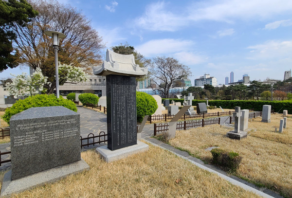 서울 양화진외국인선교사묘원 내 홀가 무덤.