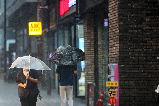 31일은 전국 대부분 지역에 비가 내릴 전망이다. 사진은 지난 19일 서울 중구 명동거리에서 우산을 쓴 채 이동하는 시민 모습. /사진=뉴스1