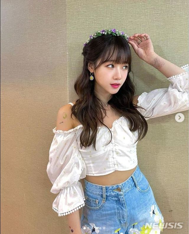 On the 30th, Choi Yoo-jung posted a picture on his instagram with an article entitled Lemon Soju, I tequila, you Mojito.Choi Yoo-jung in the public photo is wearing a white off-shoulder and wearing a flower tube on his head.Especially, it gives a cool feeling through the smooth shoulder line, and the unique loveliness of Choi Yoo-jung is outstanding.Hitomi, who was a group member of the group Aizone who saw the post, wrote It is really beautiful sister, and Lovelys Americas responded Why am I Temptation?! What?!Meanwhile, Choi Yoo-jung recently joined iHQs own production entertainment program Spy Sea Girls.