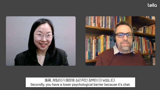 진유하(왼쪽) 텔라 대표가 채팅 영어의 효과에 관한 연구를 진행한 크리스토퍼 블레이크(오른쪽) 미국 리 유니버시티 교수를 인터뷰하고 있다. /사진 제공=텔라