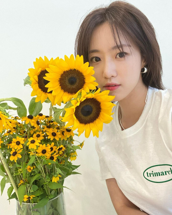 Ham Eun Jung posted several photos on his instagram on the night of the 29th.Among the photos released is Ham Eun Jung next to Sunflower.Ham Eun Jung, who is also called flower next to flowers, showed off beautiful looks next to Sunflower.On the other hand, Ham Eun Jung is appearing on the KBS 1TV evening drama Daming Dreams which was first broadcast in March.