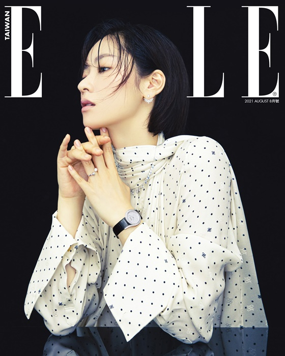 On the 30th, magazine Elle Taiwan released a picture of Jeon Yeo-been.Recently, the drama Vinsenzo starring Jeon Yeo-been has been a big hit in Taiwan, and it is getting a hot response from Taiwan fans. Thanks to this, Jeon Yeo-been received a love call from Elle Taiwan.In the three cover pictures released, Jeon Yeo-been collects his attention with a variety of aspects that coexist with elegant and luxurious atmosphere and uniqueness.She is digesting any fashion with her own charm, and she is proud of her beautiful visuals as well as the different images that have not been shown in this picture.Meanwhile, Jeon is currently filming the Netflix original series Glitch.Glitch is a story about UFO community members approaching the reality of mysterious secrets by chasing the whereabouts of those who disappeared with unidentified lights.