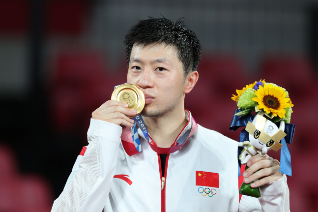 마롱이 금메달에 입맞춤하고 있다. 도쿄|신화 연합뉴스