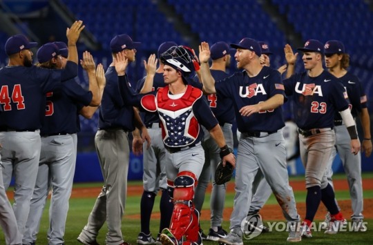 미국 야구대표팀 선수들이 30일 일본 가나가와현 요코하마 스타디움에서 열린 2020 도쿄올림픽 야구 B조 조별리그 이스라엘과 경기에서 완승한 뒤 하이파이브를 하고 있다. [로이터=연합뉴스]
