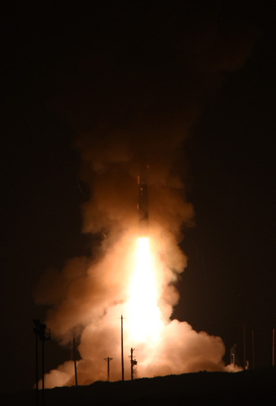 미국 공군이 2017년 8월 2일(현지시간) 대륙간탄도미사일(ICBM)인 '미니트맨 3' 시험발사에 성공했다. 이날 '미니트맨 3'은 캘리포니아 반덴버그 기지에서 발사돼 6800Km 떨어진 태평양상 콰절린 환초의 목표를 정확히 명중했다고 AP, AFP 통신 등은 전했다. 사진은 지난 5월 시험발사 모습. (미 공군 국제타격사령부) 2017.8.2/뉴스1