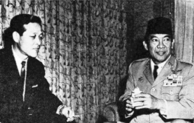 ▲ 김종필 초대 중앙정보부장이 1962년 도쿄에서 수카르노 인도네시아 대통령을 만나고 있다. 위키미디어커먼스 사진.