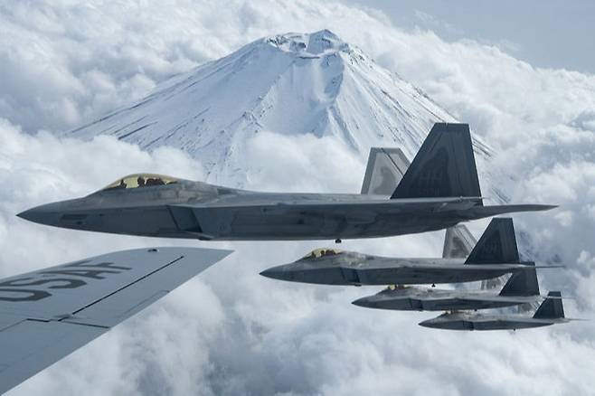 미 공군 F-22 편대가 일본 후지산 상공을 비행하고 있다. 미 공군 제공