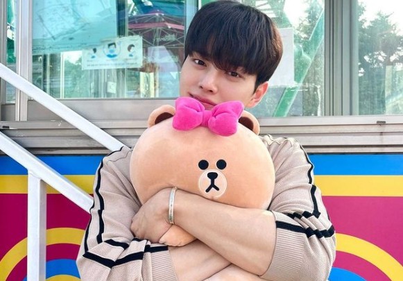 Actor Song Kang, who sings the Should catch the premiere, has been unveiled.On the 31st, Song Kangs agency, Tree Ectus Official Instagram, said, Song Kang knows, but should catch the premiere.Actor I am breathtaking in cuteness .. I am enjoying my time with Jae-in in I know today. The photo shows Song Kang posing with a doll tightly wrapped.Song Kangs boyfriend creation visuals with a thrilling eye and a smile are causing the soul catch the premiere.On the other hand, Song Kang is meeting with fans as Park Jae-eon in JTBC drama I Know.I know, but it is a drama depicting the romance of a man, Park Jae-eon, who wants to ride a love affair with a woman who wants to love, even though she does not believe in love.