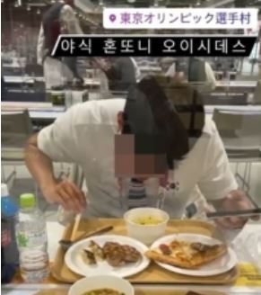 지난 27일 일본 선수촌 식당에서 야식을 먹은 사진을 일본 SNS에 올려 현지에서 화제를 모은 한국 관계자. (SNS 갈무리) © 뉴스1