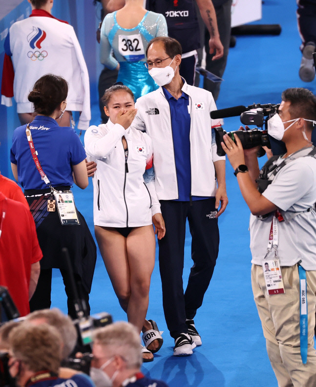 1일 오후 일본 아리아케 체조경기장에서 열린 도쿄올림픽 기계체조 여자 도마 시상식에서 한국 여서정이 동메달 획득을 기뻐하고 있다. 도쿄 | 연합뉴스