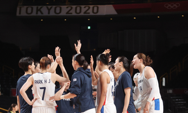 도쿄 올림픽 여자 농구 대표팀 선수들이 1일 사이타마 슈퍼아레나에서 열린 세르비아 전에서 패한 뒤 서로를 위로하고 있다.  사이타마 | 연합뉴스