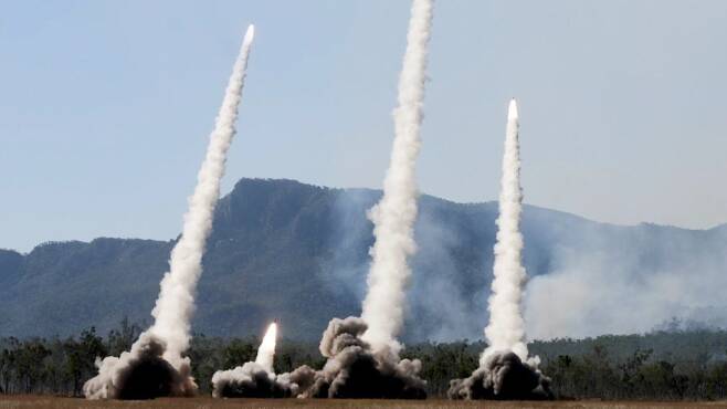 2021년7월 호주 퀸즈랜드에서 실시된 탤리스먼 세이버 2021 훈련에 참가한 미군 HIMARS(고기동 다연장로켓) 부대가 로켓 연속사격을 하고 있다. / 미 국방부 영상 캡처