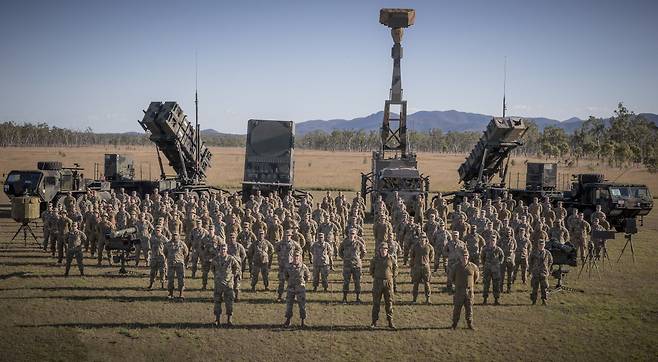 2021년7월 호주서 실시된 '탤리스먼 세이버 2021' 훈련에 처음으로 참가해 미사일 발사훈련을 마친 미 패트리엇 부대원들이 호주군과 기념 촬영을 하고 있다. /미 국방부