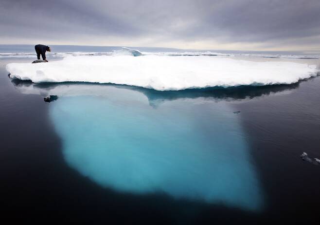 2007년 7월 그린란드 남동부 아마살리크섬에서 촬영된 빙산의 모습. /연합뉴스