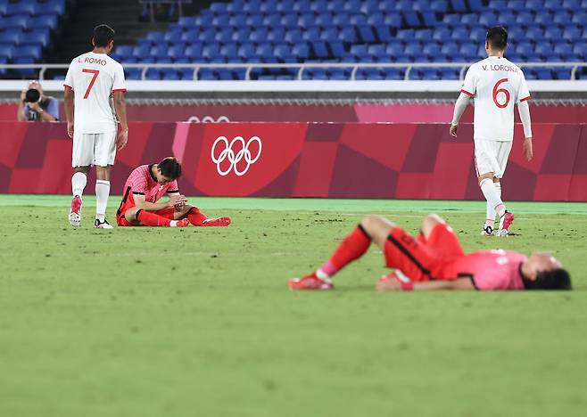 지난달 31일 요코하마 국제경기장에서 열린 도쿄올림픽 남자축구 8강전 한국과 멕시코의 경기가 6대3 한국의 패배로 끝났다.   4강 진출이 좌절된 한국 이동경과 황의조가 쓰러져 있다. [연합뉴스]