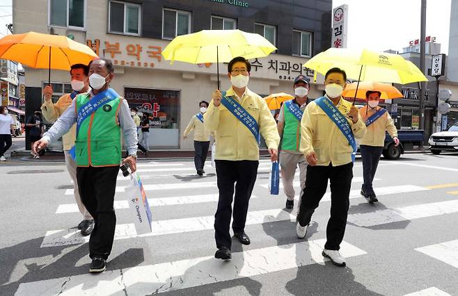 양승조 충남도지사(앞줄 가운데)가 지난달 30일 충남 홍성읍내에서 양산쓰기 캠페인을 벌이고 있다. 충청남도 제공
