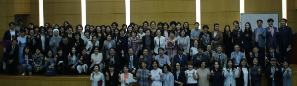 한국기독교상담심리학회 회원들이 2019년 5월에 열린 ‘기독 상담 정체성과 방법론’ 포럼에서 포즈를 취하고 있다. 한국기독교상담심리학회 제공