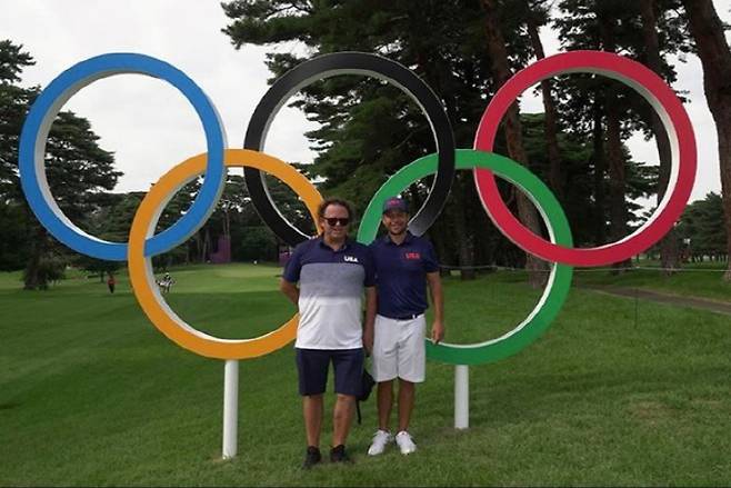 아버지가 못이룬 '올림픽 출전'의 꿈을 이룬 잰더 쇼플리가 스테판과 함께 가스미가세키 골프장에 위치한 조형물 앞에서 사진을 찍고 있다.<사진=잰더 쇼플리 홈페이지>