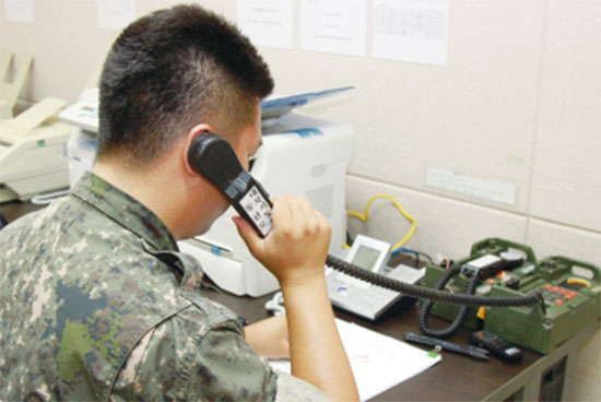 남북 간 통신연락선이 복원된 7월 27일 오후 군 관계자가 서해지구 군 통신선을 활용해 시험통화를 하고 있다. 
<연합뉴스>