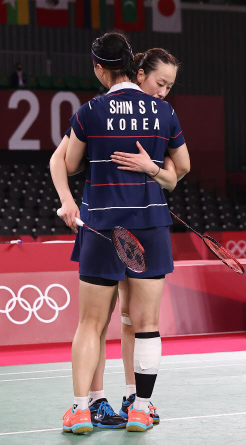 이소희와 신승찬이 지난 7월31일 도쿄올림픽 4강전에서 진 뒤 서로 안고 격려하고 있다. 연합뉴스
