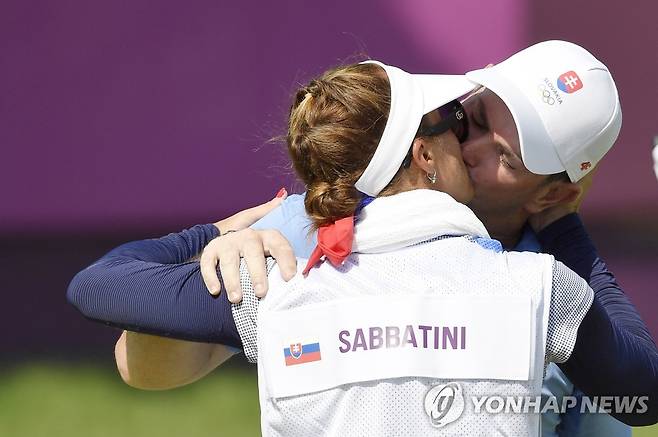 사바티니가 은메달 획득 뒤 캐디를 맡은 아내와 키스하고 있다. [로이터=연합뉴스]