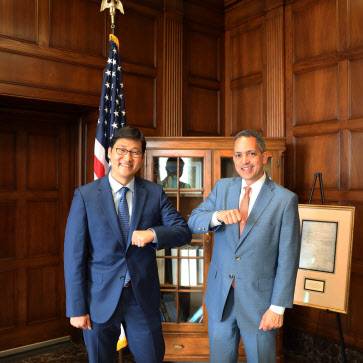 김범석(좌) 쿠팡Inc 의장이 돈 그레이브스 미국 상무부 부장관을 만나 기념촬영을 하고 있다(사진=미국 상무부)