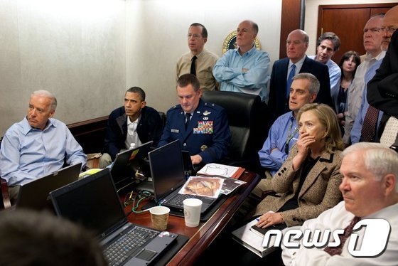 2011년 버락 오바마 미국 대통령과 조 바이든 부통령, 힐러리 클린턴 당시 국무장관이 실황실에서 오사마 빈 라덴 사살작전을 지켜보고 있다. © AFP=뉴스1