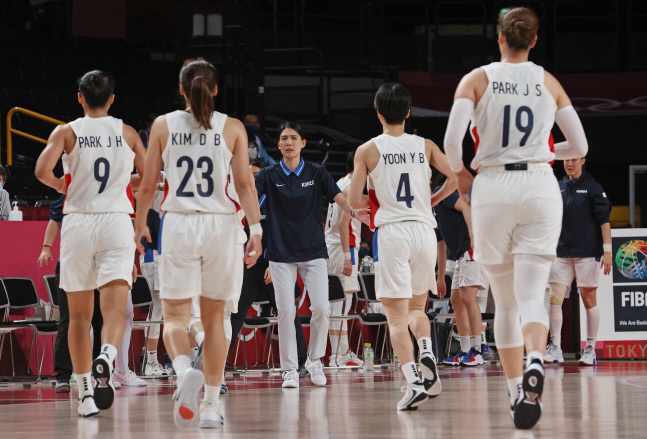 도쿄 올림픽 여자 농구 대표팀 전주원 감독(가운데)이 지난 1일 사이타마 아레나에서 열린 조별리그 A조 3차전 세르비아와 경기가 종료된 뒤 선수들을 맞이하고 있다.  사이타마 | 연합뉴스