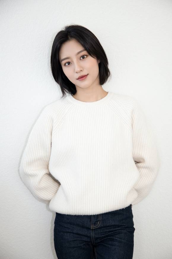 강민아는 '멀리서 보면 푸른 봄'을 통해 그동안 해보지 않았던 평범하고 자연스러운 인물을 연기하며 새로운 얼굴을 보여줬다. 이에 그는 "새로운 연기를 할 수 있었던 작품"이라고 회상했다. /H&엔터테인먼트 제공