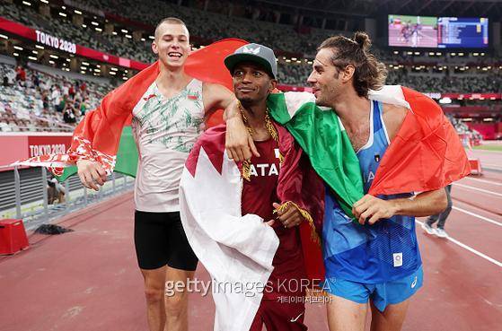 두 절친 선수가 높이뛰기 공동 금메달의 기쁨을 나눴다. 사진=게티이미지