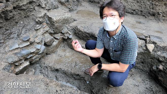 오경택 수도문물연구원 원장이 지난달 20일 항아리 발견 지점에서 발굴한 유물의 의미를 설명하고 있다. 김종목 기자