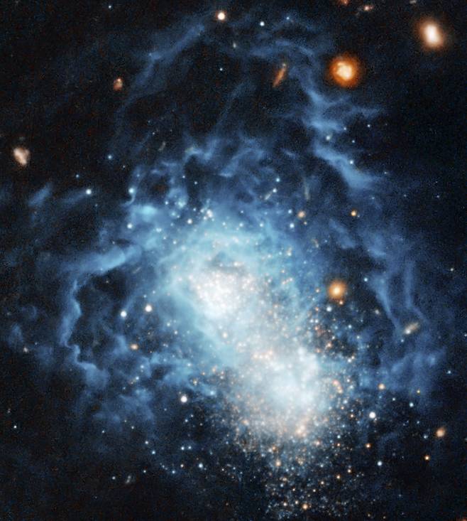 왜소 불규칙 은하 ‘I 츠비키 18’의 모습.(사진=NASA, ESA 및 A. Aloisi(우주 망원경 과학 연구소 및 유럽 우주국, 볼티모어, 메릴랜드), Public domain, via Wikimedia Commons)