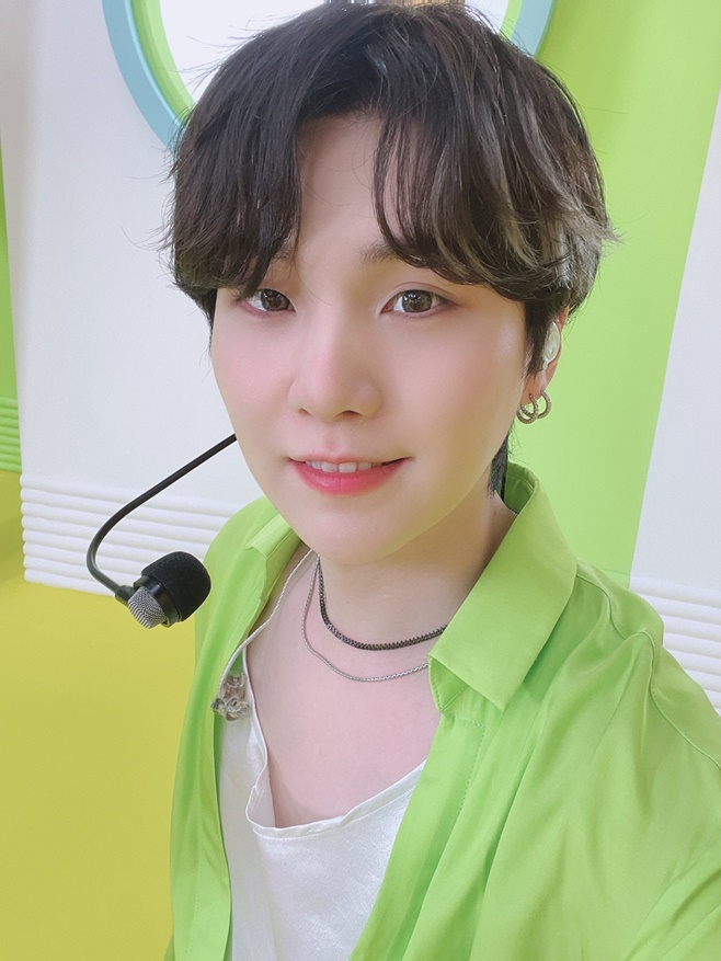 Group BTS (BTS) member Suga gave his fans his regards.On Sunday night Suga posted a picture of herself on the BTS official social networking service account with an article entitled Slowly Blackheaded in the Gnee.The photo shows Suga posing for the camera wearing a light green stage costume.Like Sugas words, black hair and wave hairstyle, which are neat but cute, catch the eye.BTS has recently been making all-time records, ranking first on the Billboards Hot 100 chart for nine consecutive weeks with Butter and Permission to Dance.The 10th week record is also expected to be in the top spot.