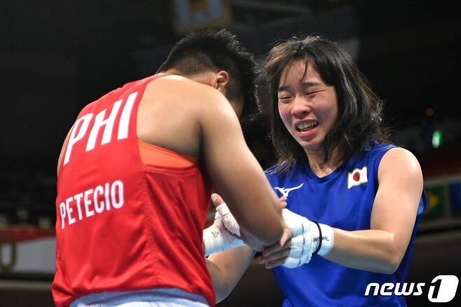 3일 일본 도쿄 코쿠기칸 아레나에서 열린 2020 도쿄 올림픽 여자 복싱 페더급 결승전에서 일본의 이리에 세나(21)가 필리핀의 네스티 페테시오(29)를 꺾고 금메달을 차지했다. © AFP=뉴스1 © News1 박종홍 기자