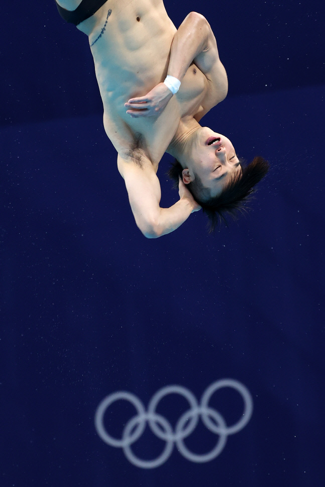 3일 일본 도쿄 아쿠아틱스 센터에서 열린 남자 다이빙 3ｍ 스프링보드 결승 경기. 한국 우하람이 다이빙 연기를 선보이고 있다. 도쿄 | 연합뉴스