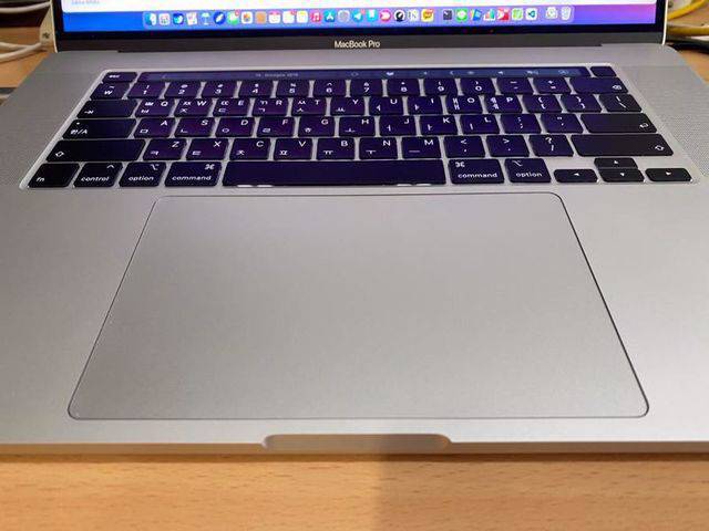 터치포스 트랙패드를 갖춘 맥북 프로